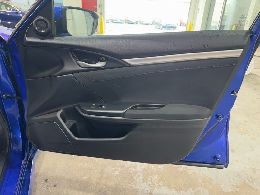 Vehicle image 32 of 40