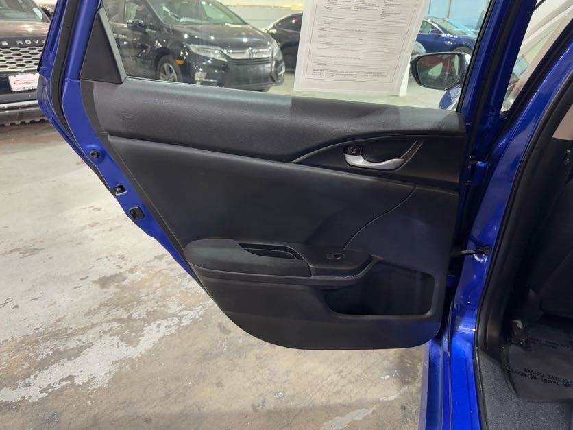 Vehicle image 21 of 40