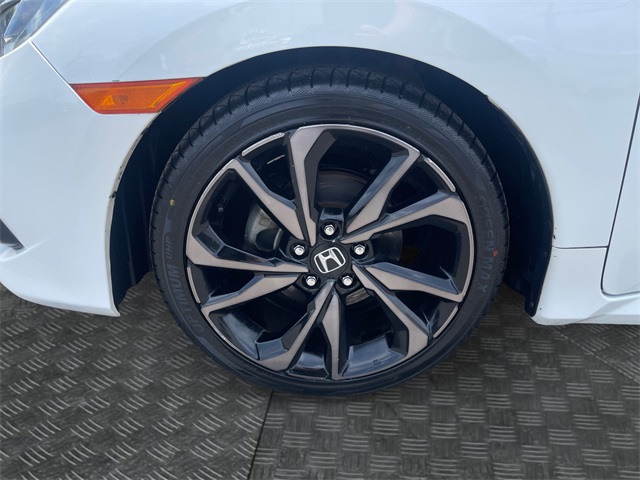 Vehicle image 32 of 43