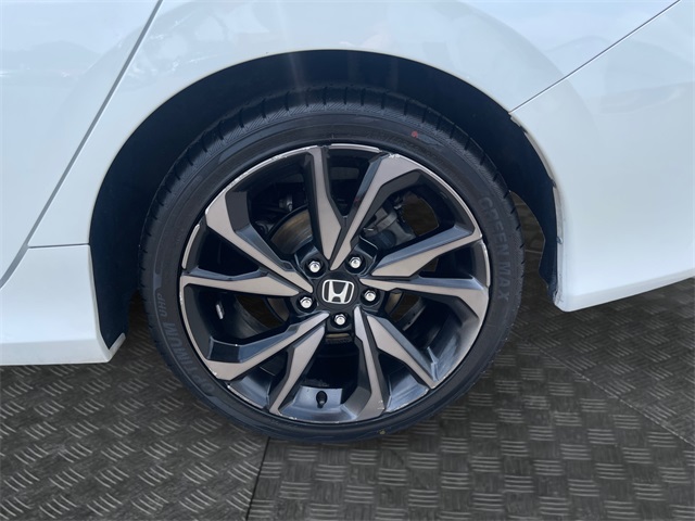 Vehicle image 33 of 43