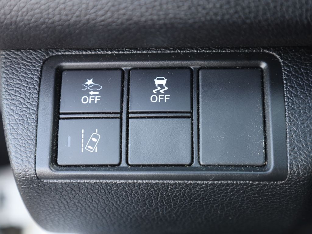 Vehicle image 32 of 46