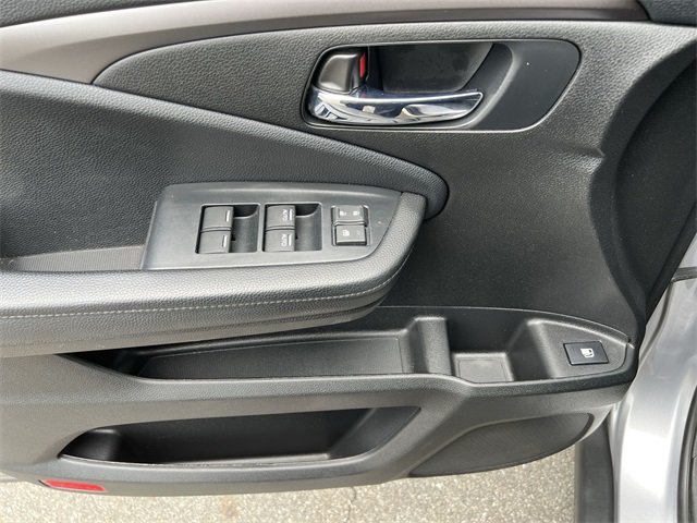 Vehicle image 21 of 24