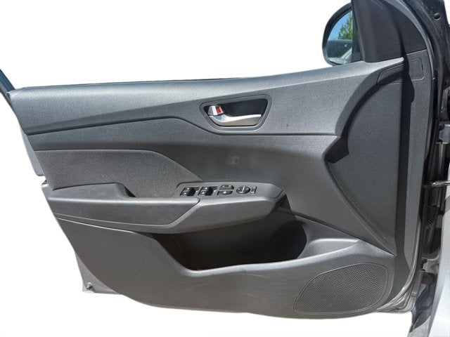Vehicle image 22 of 31