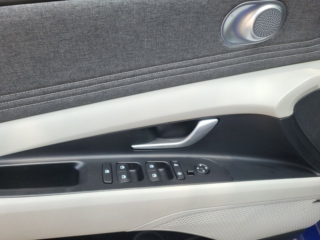 Vehicle image 11 of 30