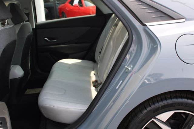 Vehicle image 31 of 39