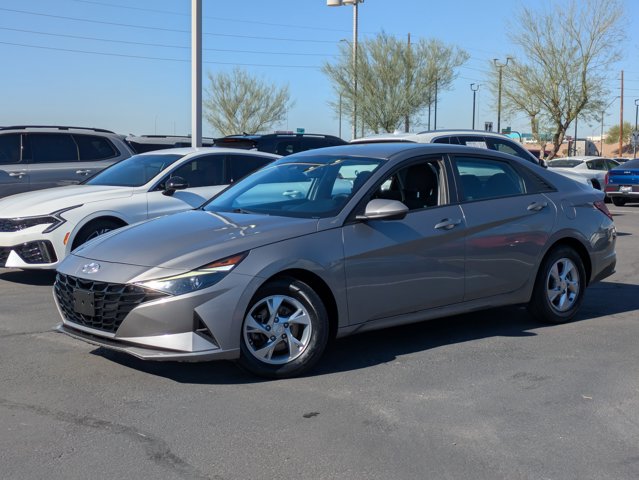 2021 Hyundai Elantra SE Image 2 of 31