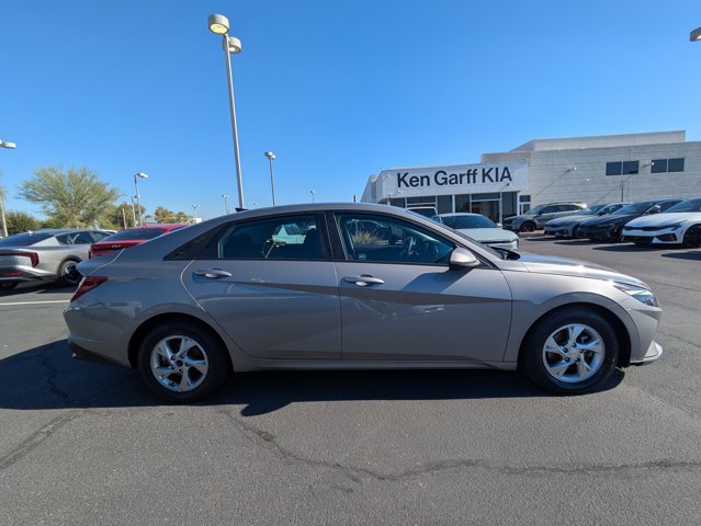 2021 Hyundai Elantra SE Image 5 of 31