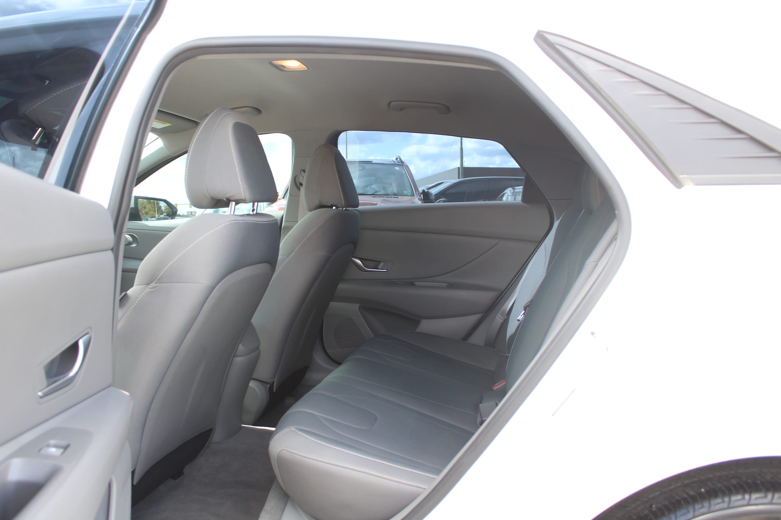 2021 Hyundai Elantra SEL Image 7 of 21