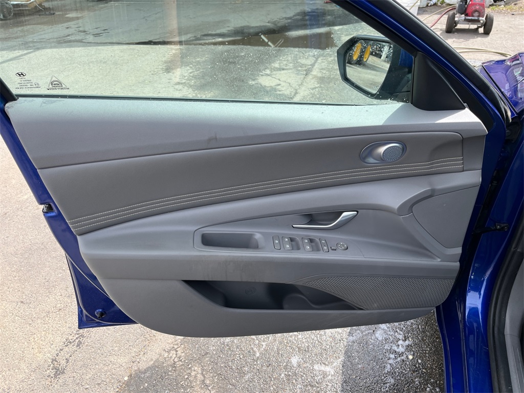 Vehicle image 18 of 37