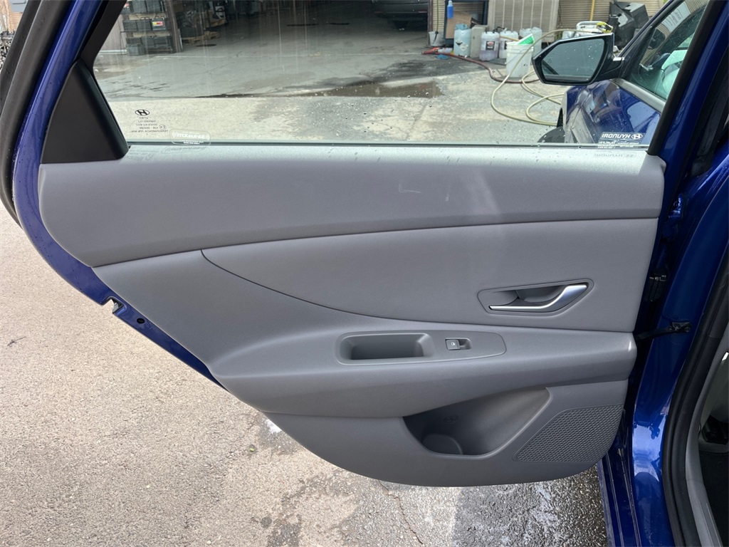 Vehicle image 26 of 37