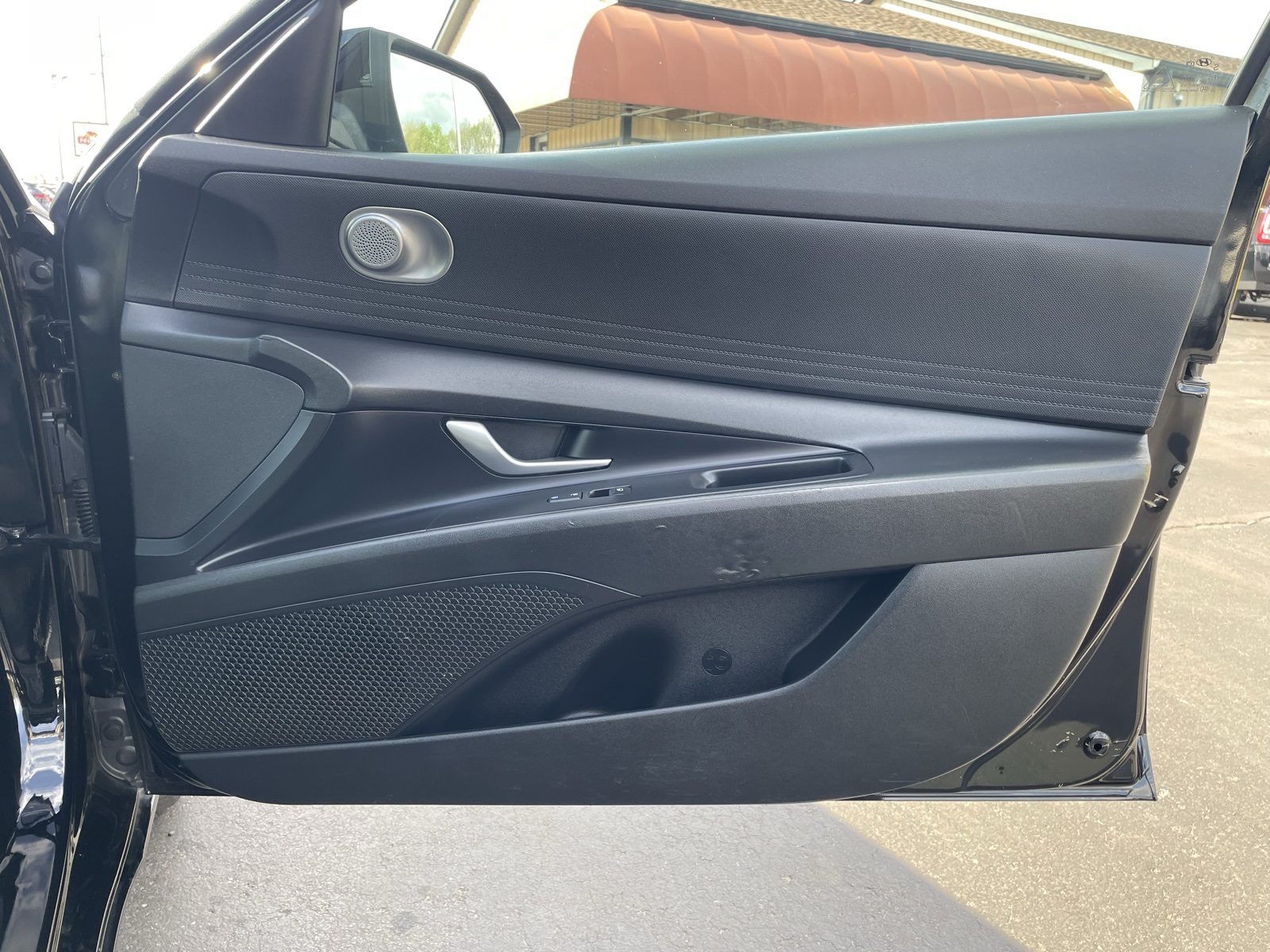 Vehicle image 25 of 34