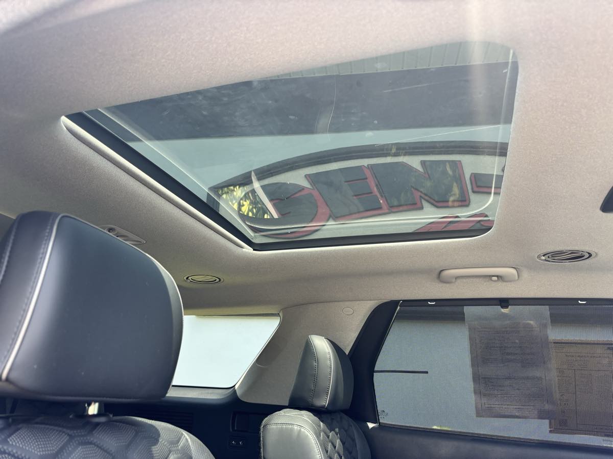 Vehicle image 25 of 32