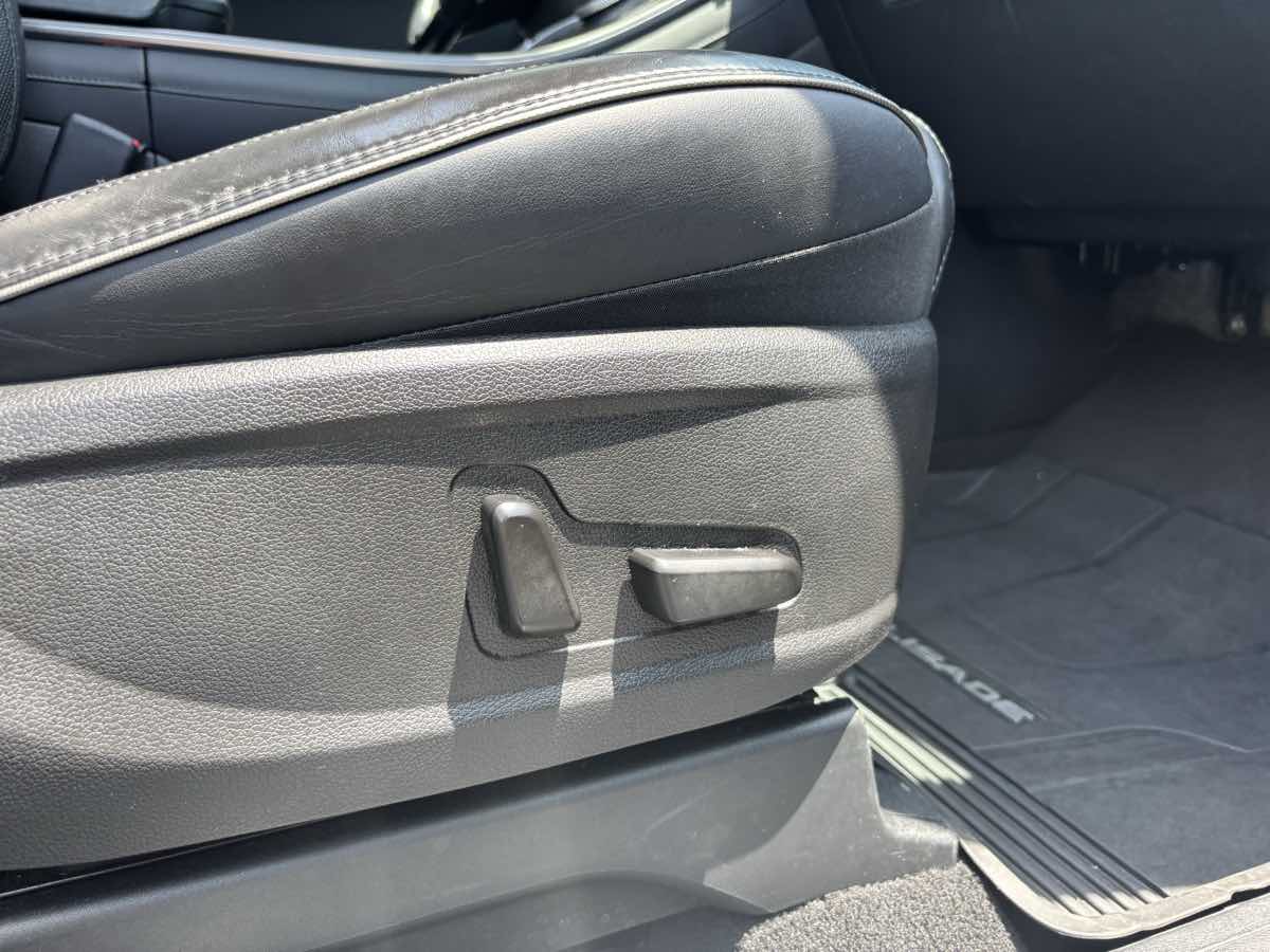 Vehicle image 10 of 32