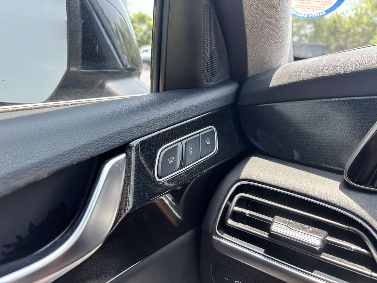 Vehicle image 29 of 32