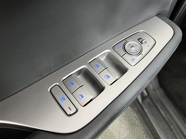 Vehicle image 21 of 37