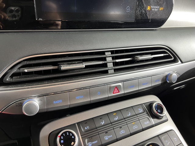 Vehicle image 31 of 37