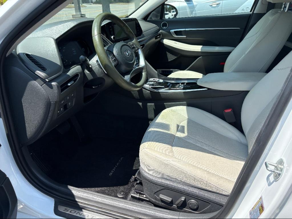 Vehicle image 13 of 24