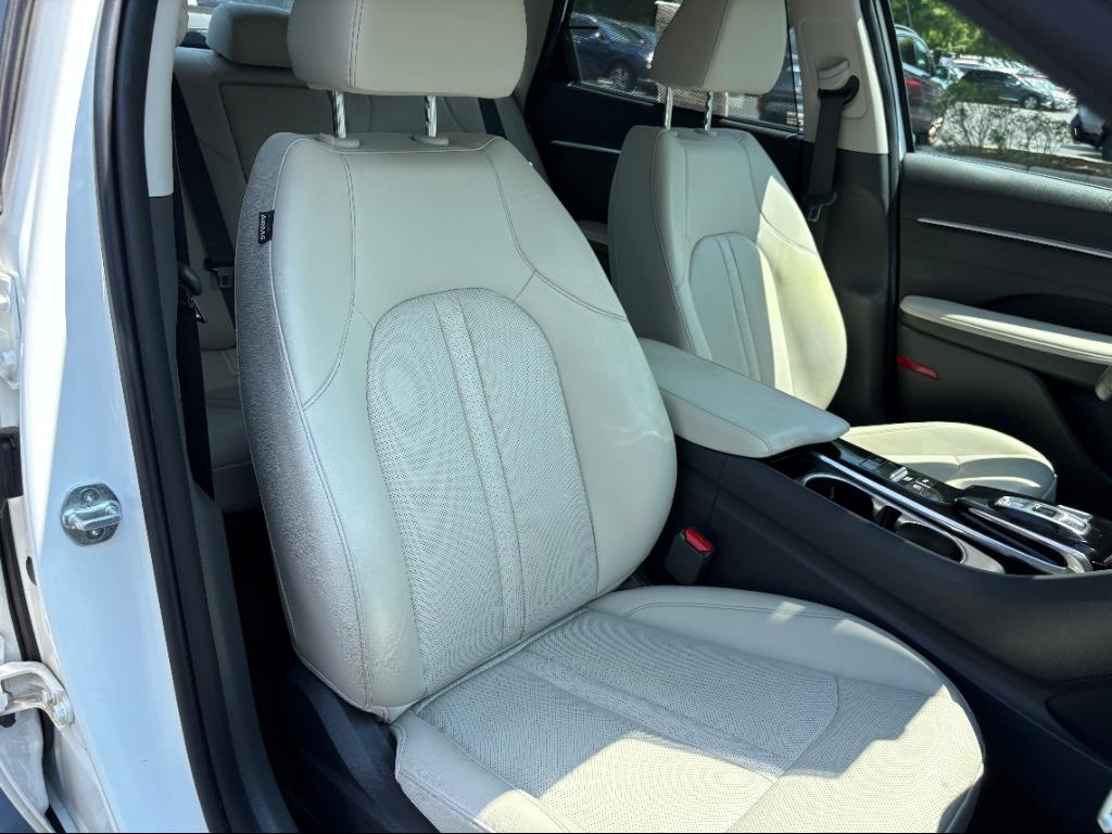 Vehicle image 8 of 24