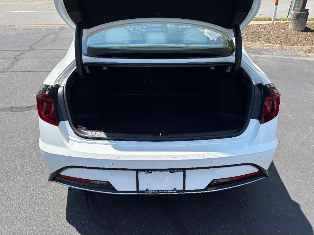 Vehicle image 7 of 24