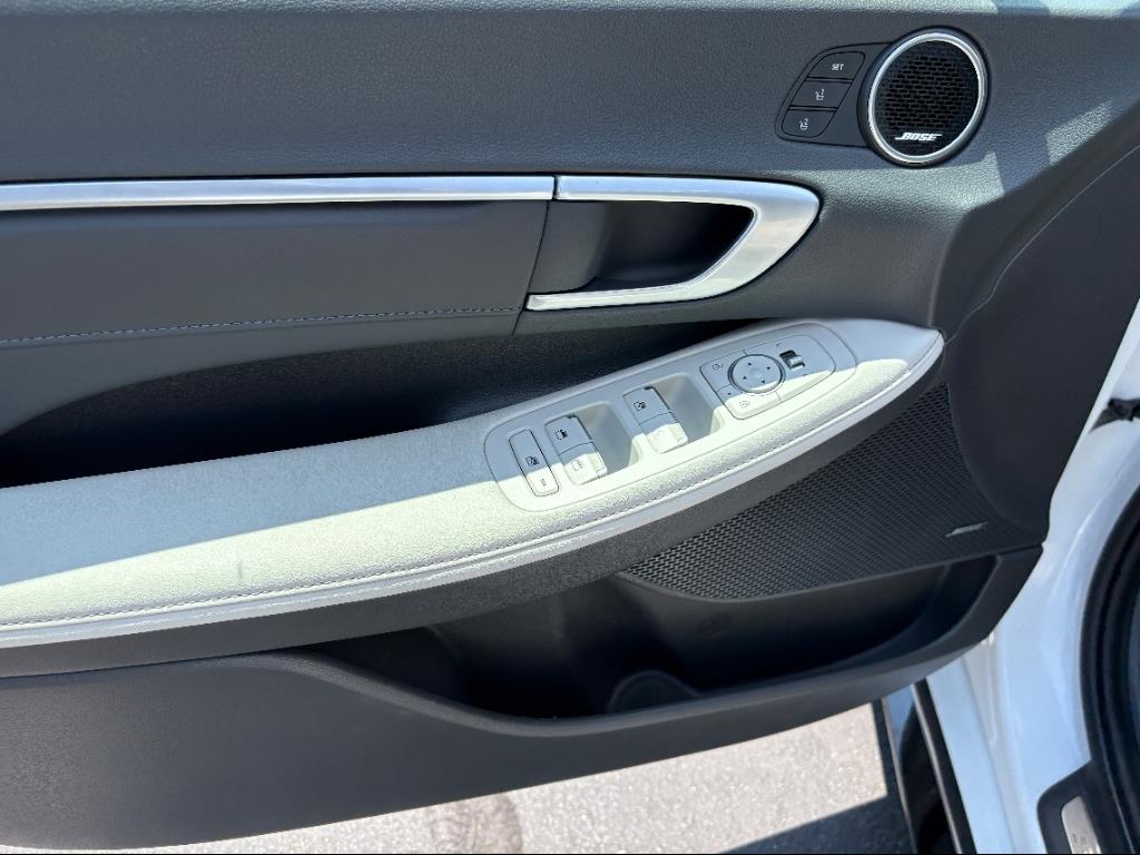 Vehicle image 20 of 24