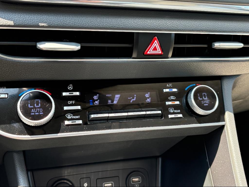 Vehicle image 21 of 24