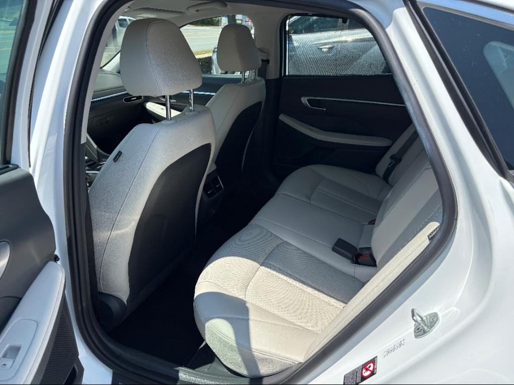 Vehicle image 23 of 24