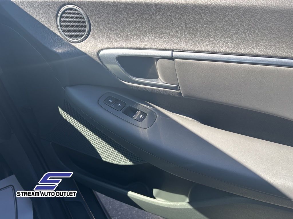Vehicle image 12 of 35