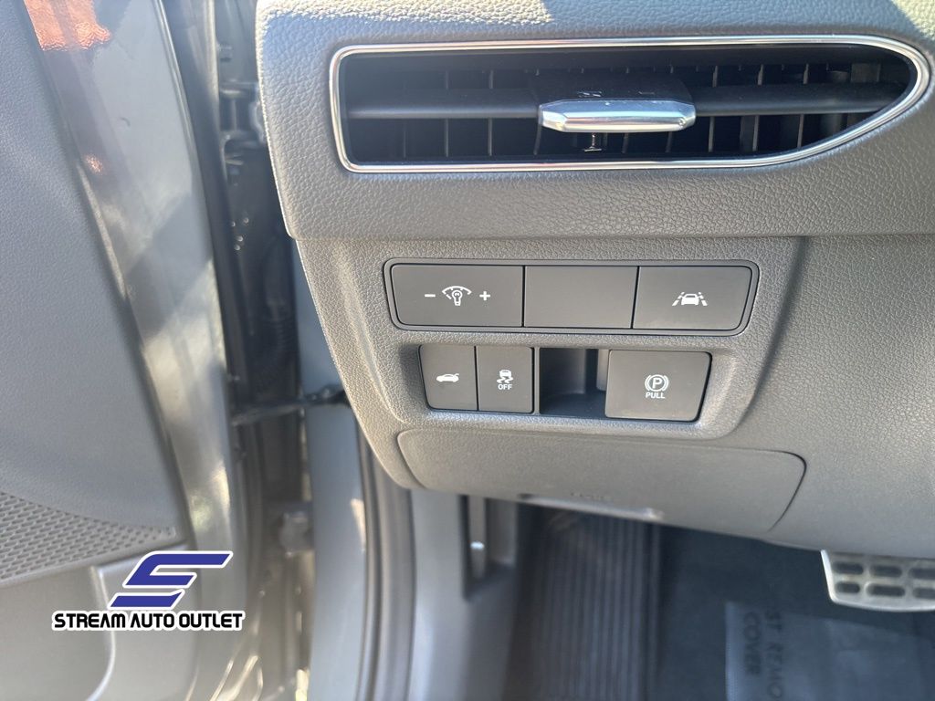Vehicle image 25 of 35