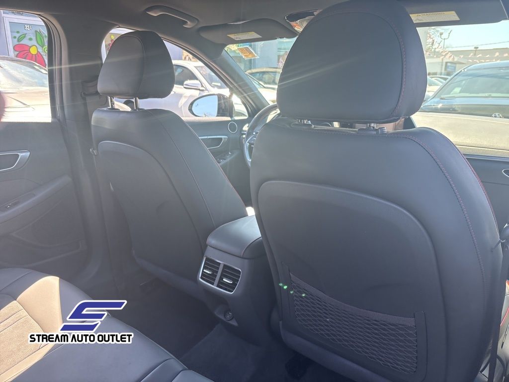 Vehicle image 14 of 35