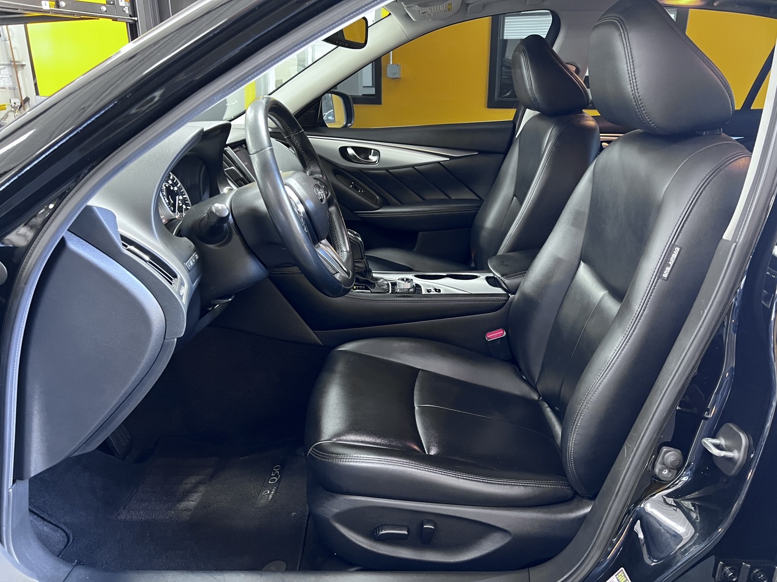 Vehicle image 14 of 26