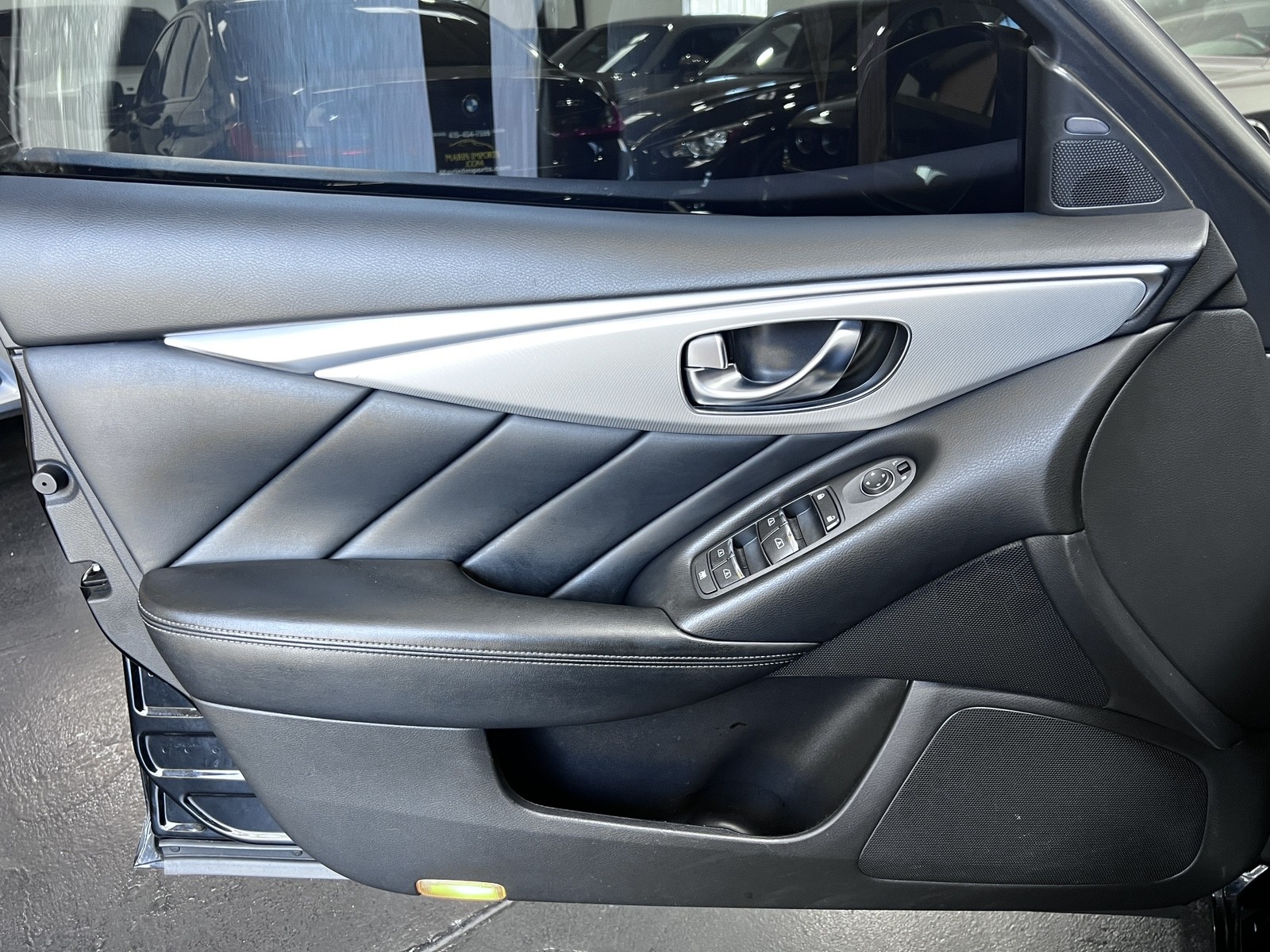 Vehicle image 21 of 26