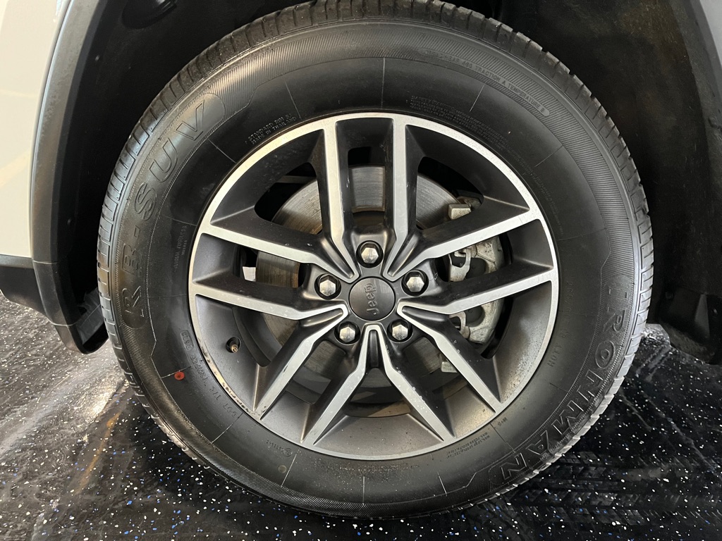 Vehicle image 31 of 33