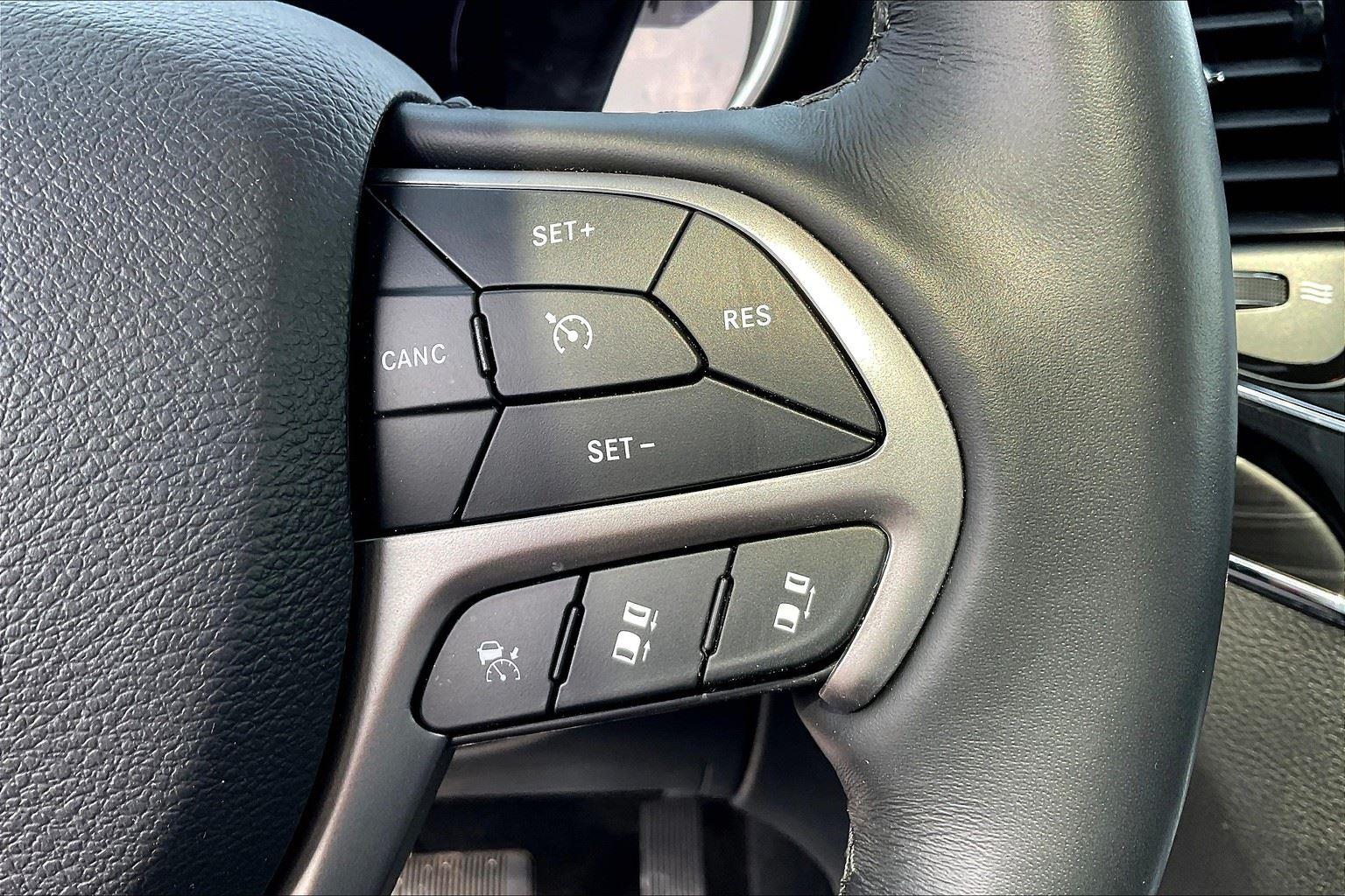 Vehicle image 33 of 36
