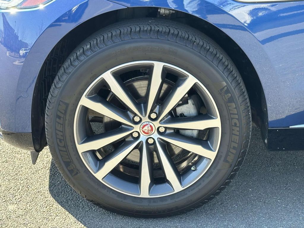 Vehicle image 7 of 26
