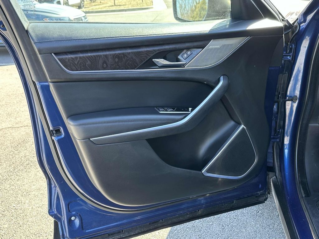 Vehicle image 19 of 26