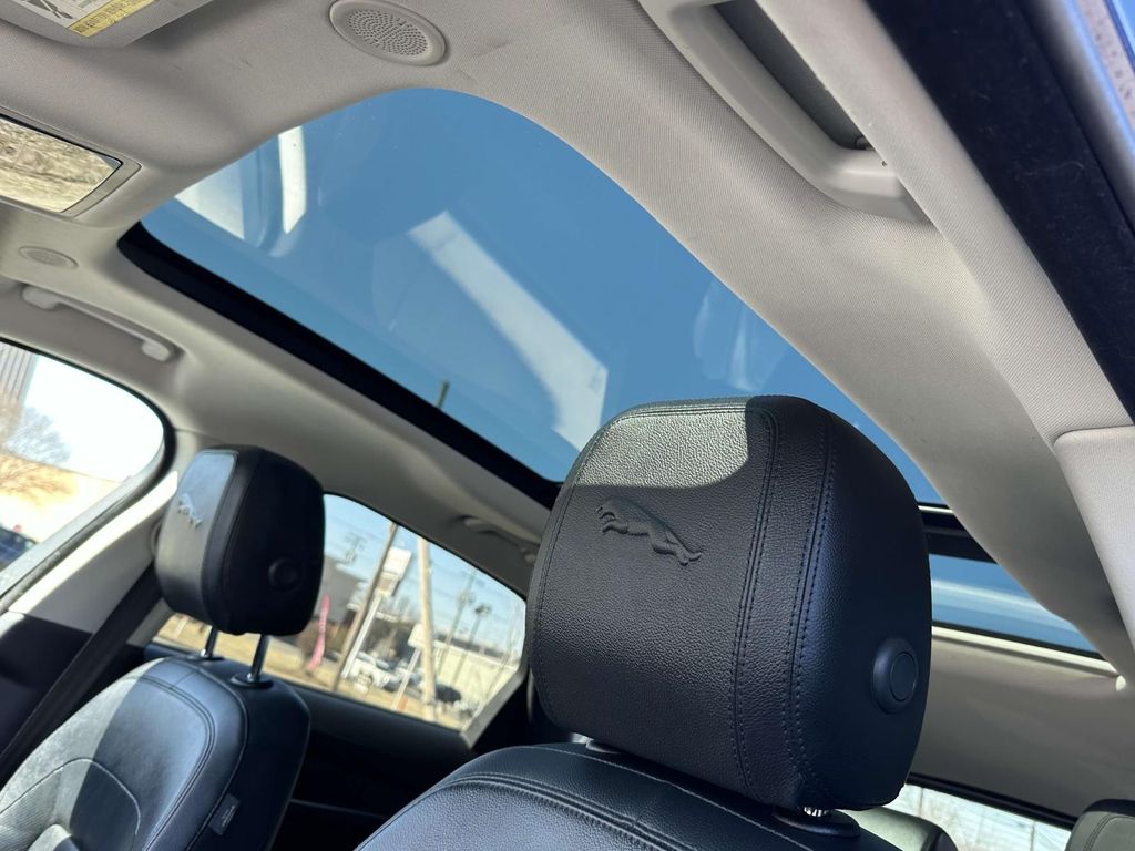Vehicle image 24 of 26