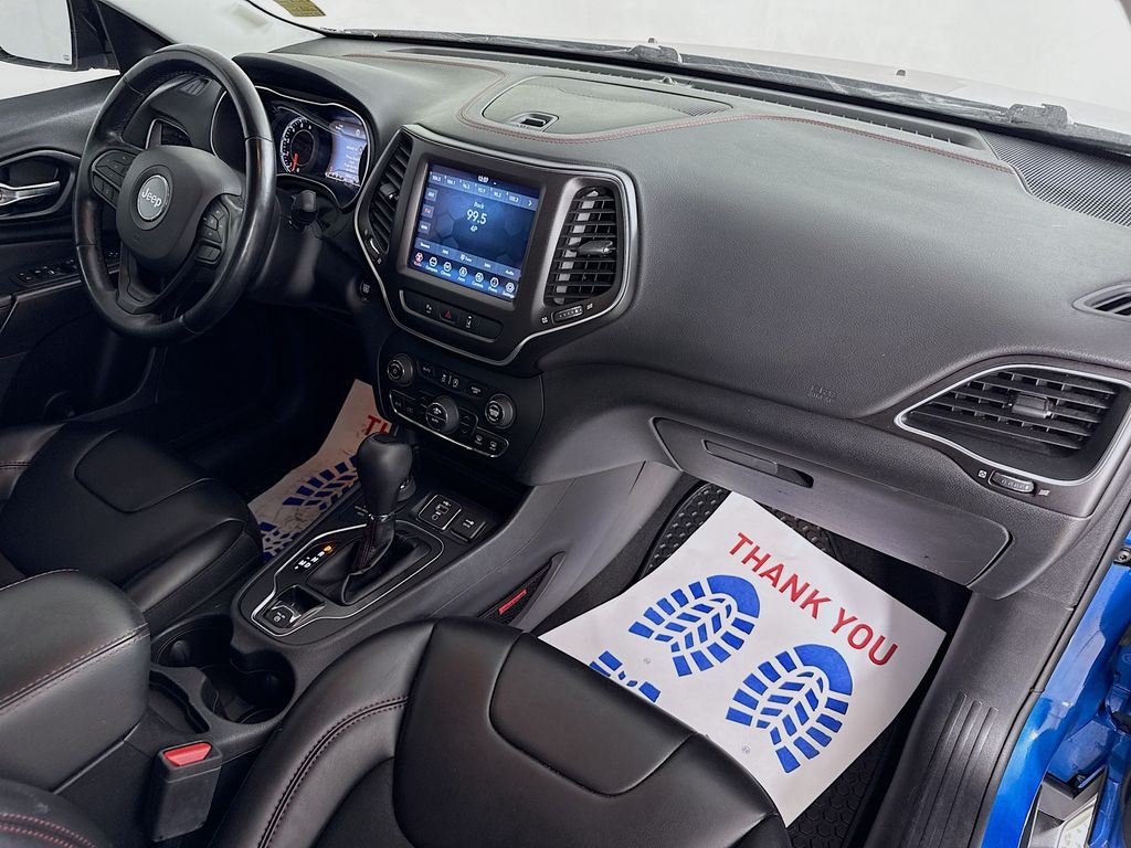 Vehicle image 28 of 30