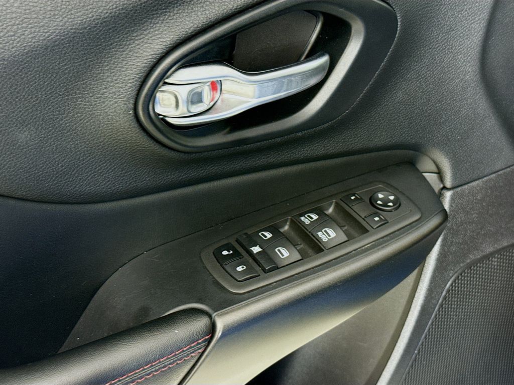 Vehicle image 18 of 30