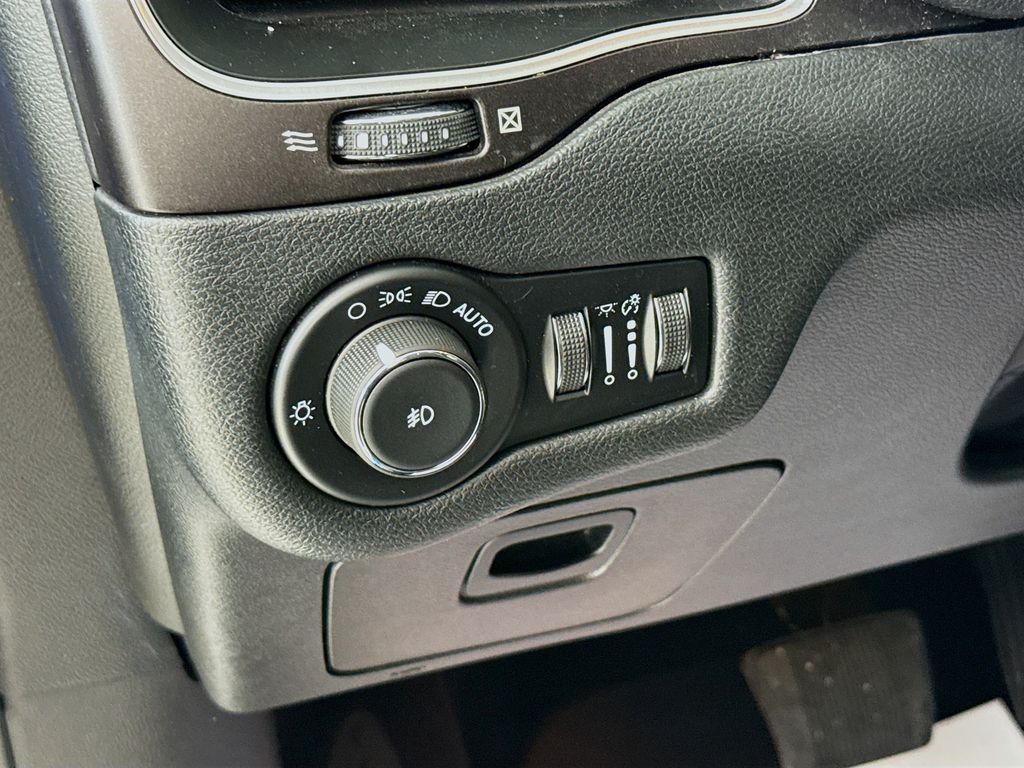 Vehicle image 10 of 30