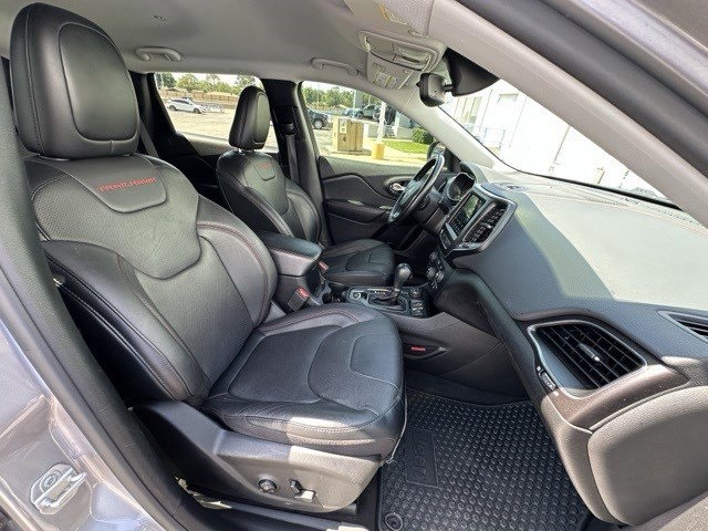 Vehicle image 26 of 32