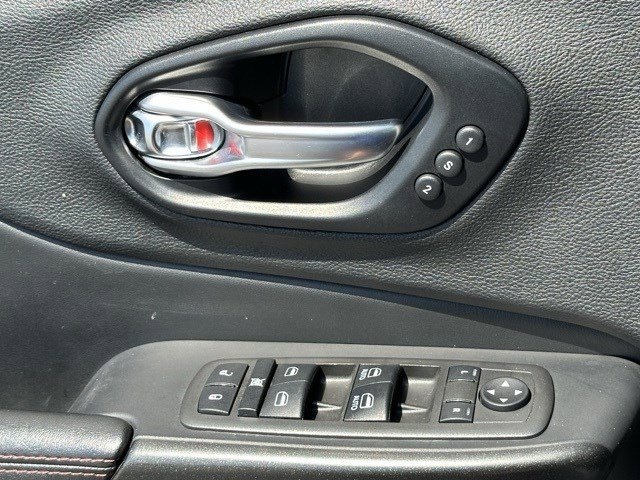 Vehicle image 22 of 32