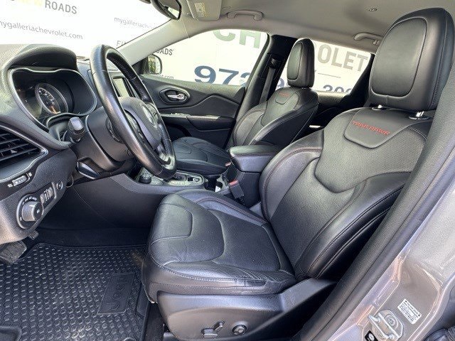 Vehicle image 23 of 32