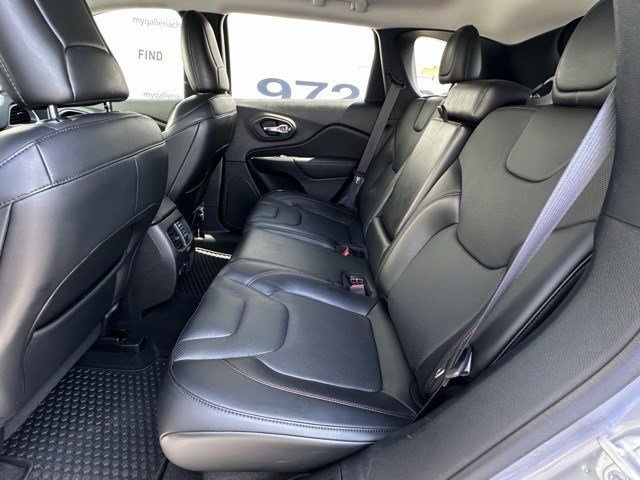 Vehicle image 25 of 32