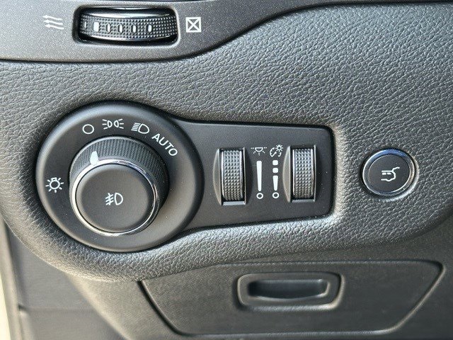 Vehicle image 21 of 32