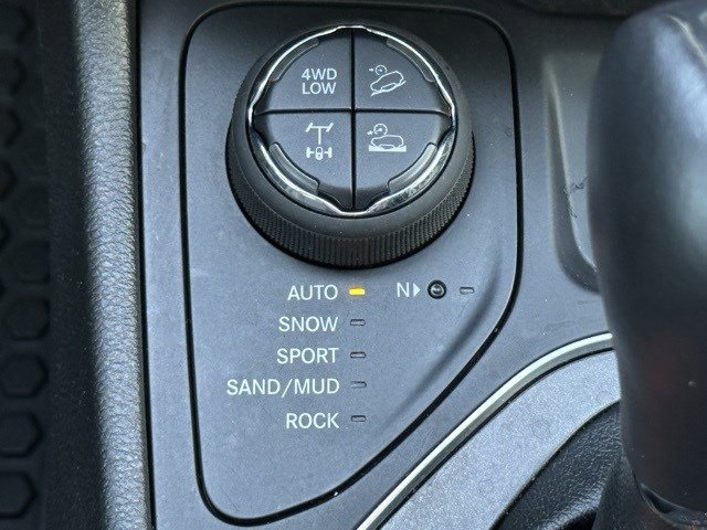 Vehicle image 20 of 32