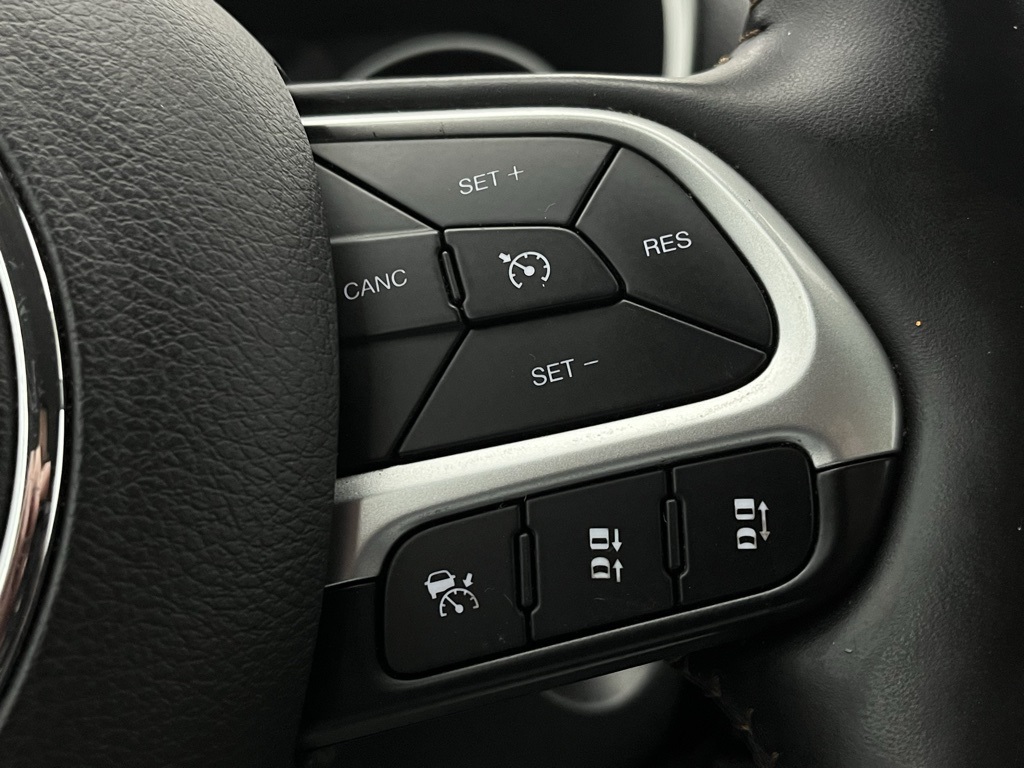 Vehicle image 33 of 34