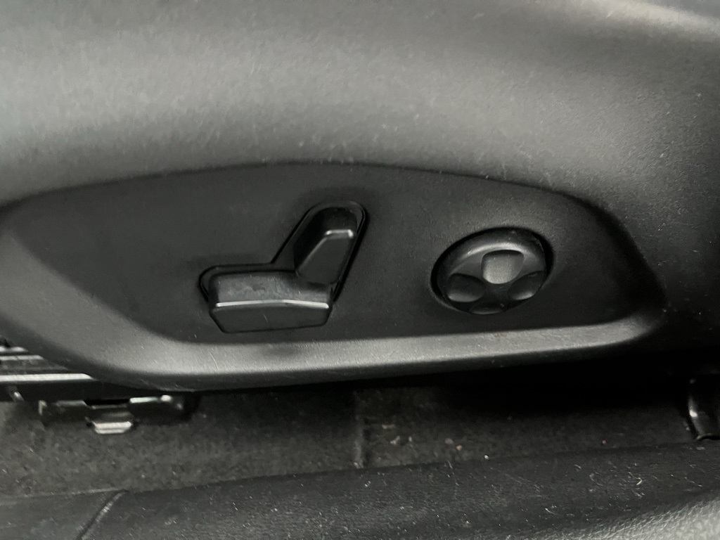 Vehicle image 14 of 34