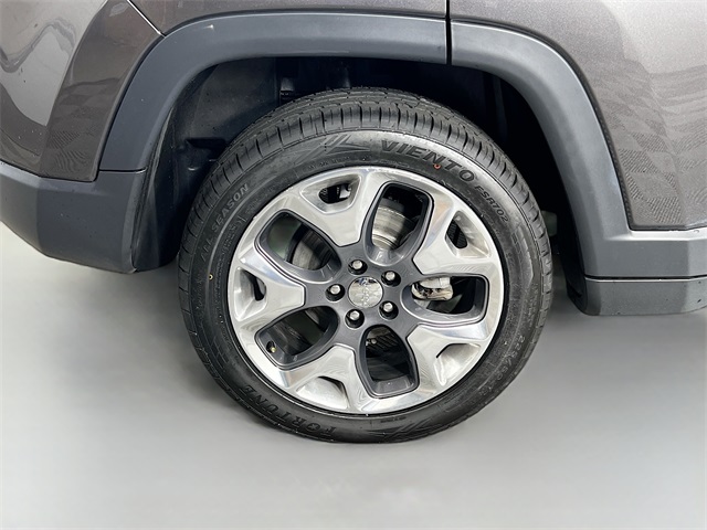 Vehicle image 37 of 41