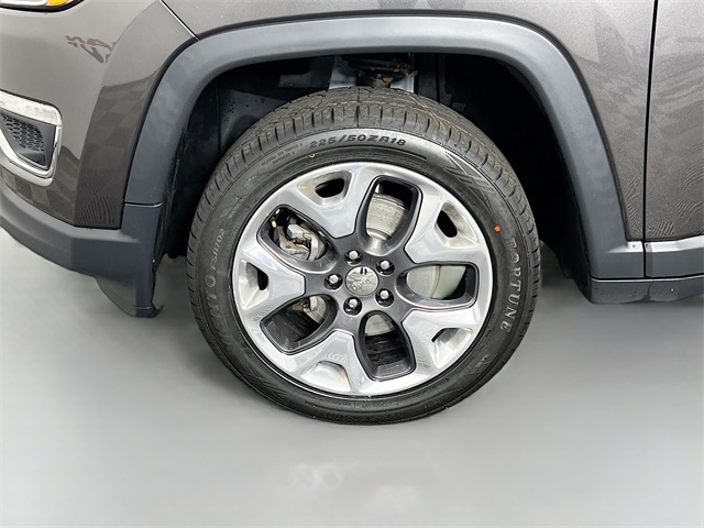 Vehicle image 27 of 41