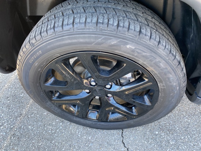 Vehicle image 31 of 33
